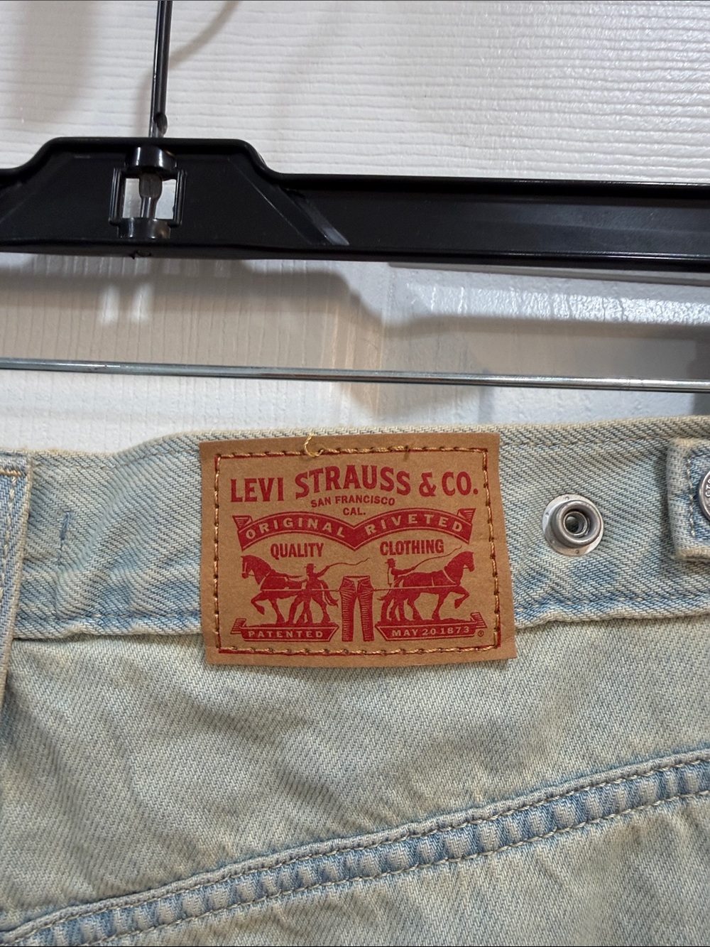 NWT Levi's Women Cinch Baggy High Rise Loose thru Hips & Thighs Wide Leg - Picture 3 of 7